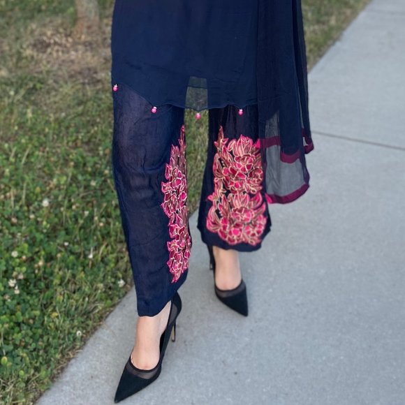 Navy Blue and Flowery Pink Shalwar Kameez - Picture 4 of 4